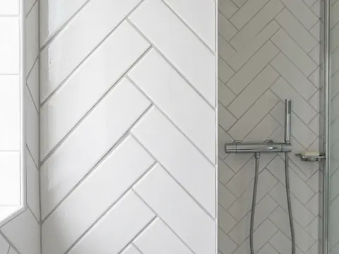 Ducha terminada con alicatado en espiga tras cambiar la bañera