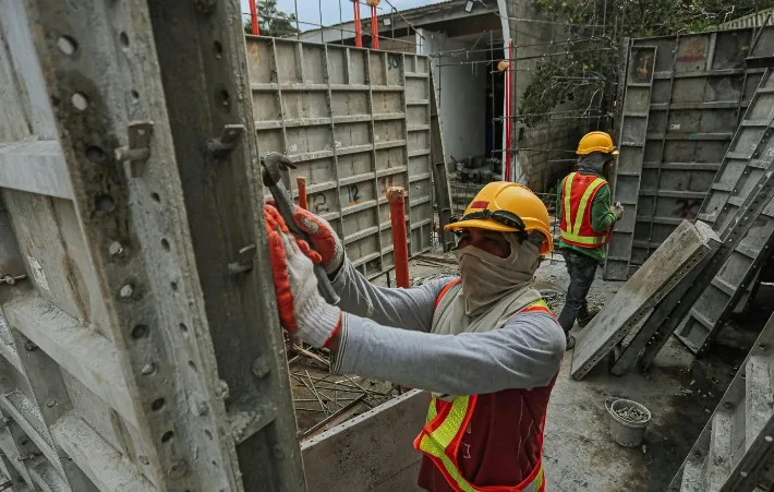 Montaje del encofrado metálico de un muro de hormigón armado en Santander
